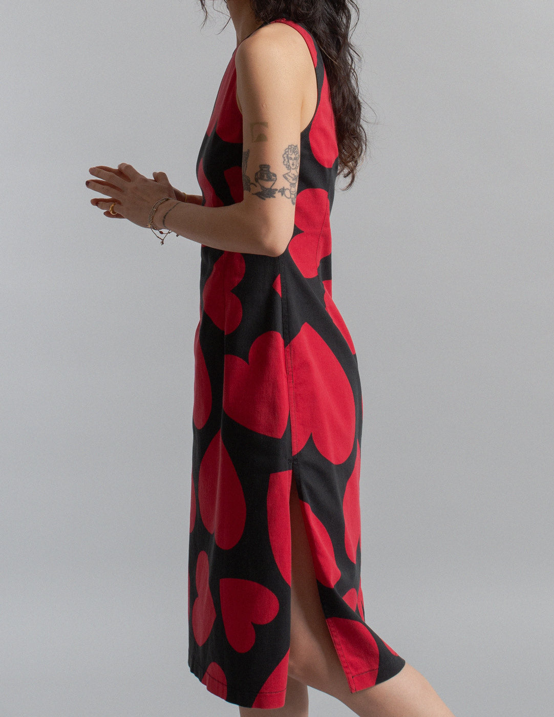 Moschino vintage red heart print sleeveless midi dress side detail