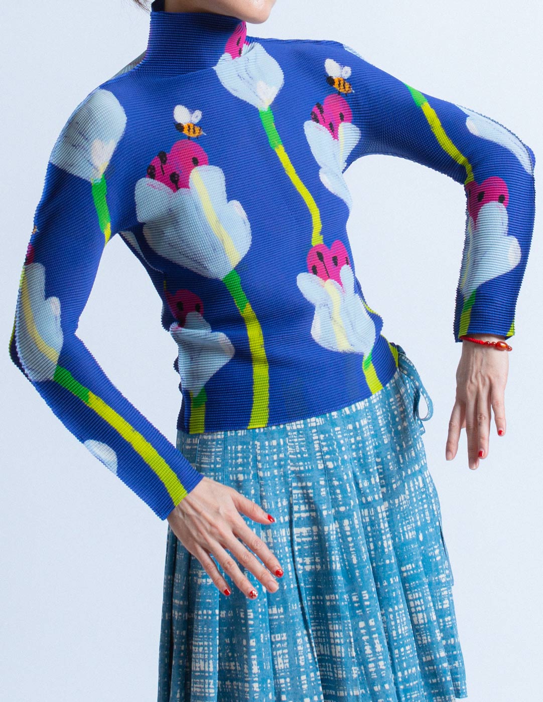 Issey Miyake tulips and bees pleated long sleeves front detail