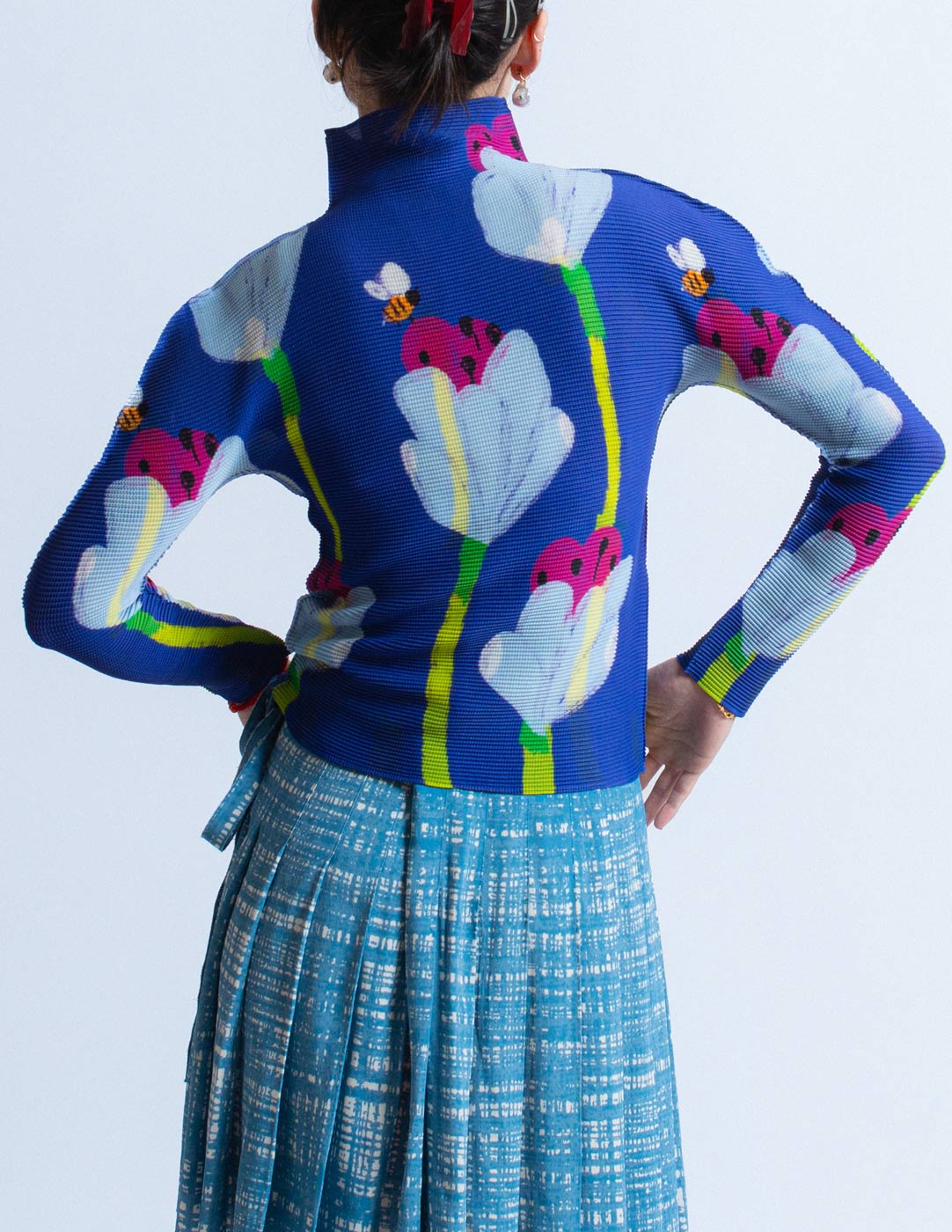 Issey Miyake tulips and bees pleated long sleeves back detail