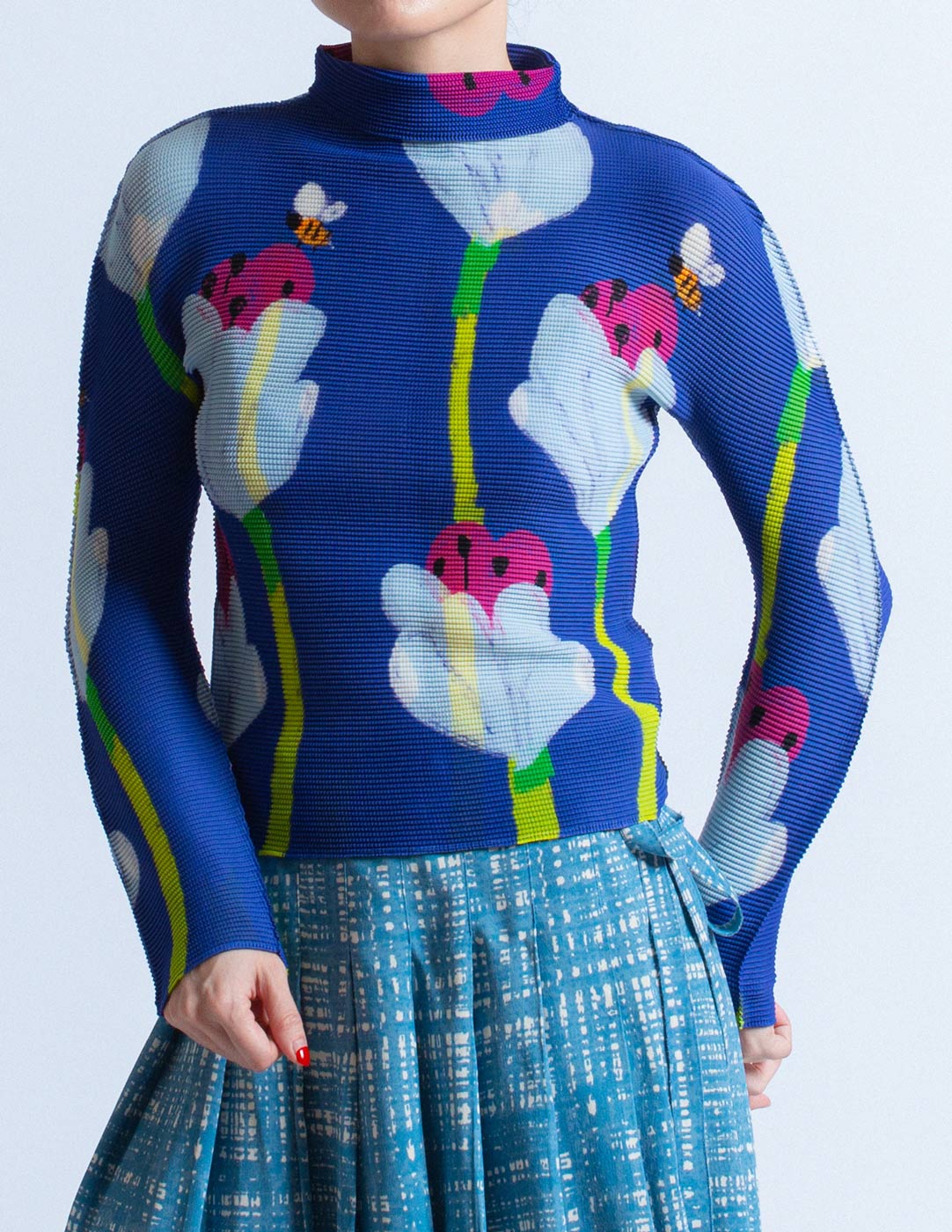 Issey Miyake tulips and bees pleated long sleeves detail